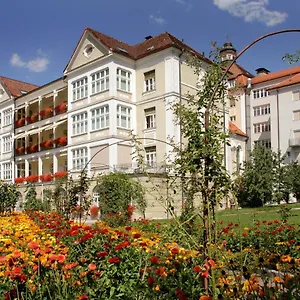 Kreuzschwestern Hall Bed and Breakfast